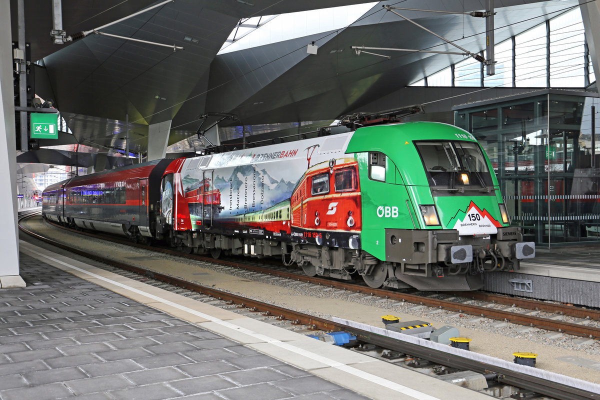 Die neue Werbelok  150 Jahre Brennerbahn  1116.159 steht mit ihren sehr gelungenen Design mit RJ-755 am 4.5.17 im Wiener Hauptbahnhof.