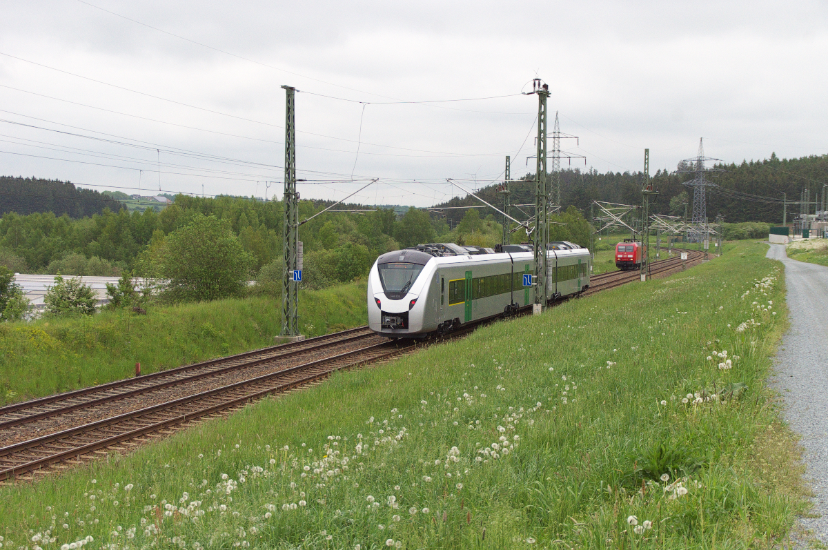 Die neuen Fahrzeuge auf der Sachsen - Franken Magistrale sind die Triebwagen der Baureihe 1 440. Diese lösen die 143er mit den Doppelstockwendezügen ab. Mal sehen wie sich neuen Fahrzeuge bewähren. Mir blieb nur ein Nachschuss, weil meine Kamera beim Herannahen des Triebwagens eine kleine  Ladehemmung  hatte. Bahnstrecke 6362 Leipzig - Hof bei Hof B2 Viessmann Kältetechnik am 25.05.2016