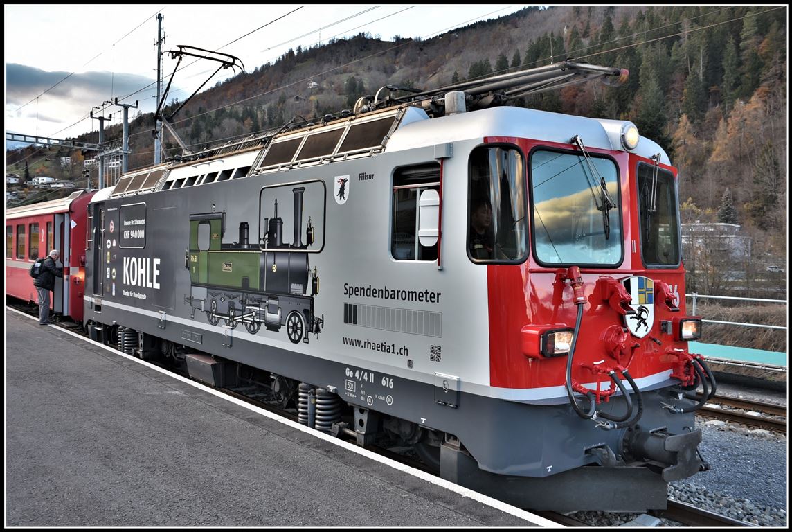 Die neuste Werbelok in eigener Sache hatte ich vorhin am RE1752 von Ilanz nach Chur. Ge 4/4 II 616  Filisur  wirbt für Spenden zur Aufarbeitung der Dampflok G 3/4 1. (12.11.2018)