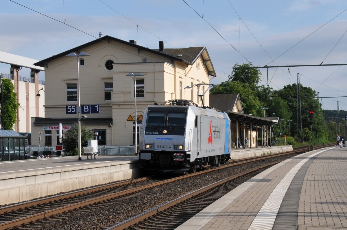 Die  Nievenheimer  185 676-4 rollt solo durch Herzogenrath in Richtung Mönchengladbach. Aufnahme vom 22/07/2015.