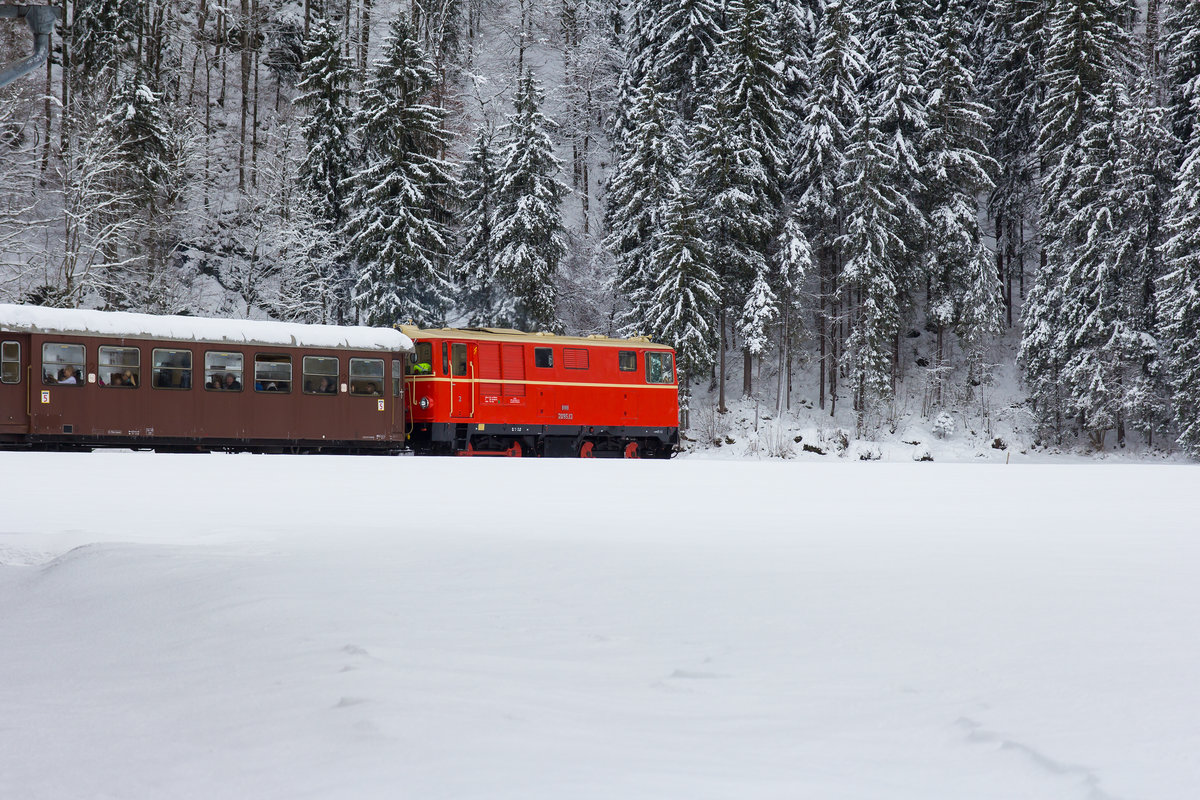 Die Nikolausfahrten der Bregenzerwälderbahn. Der Zug wartet am Haltepunkt Reuthe. 10.12.2017
2095.13
