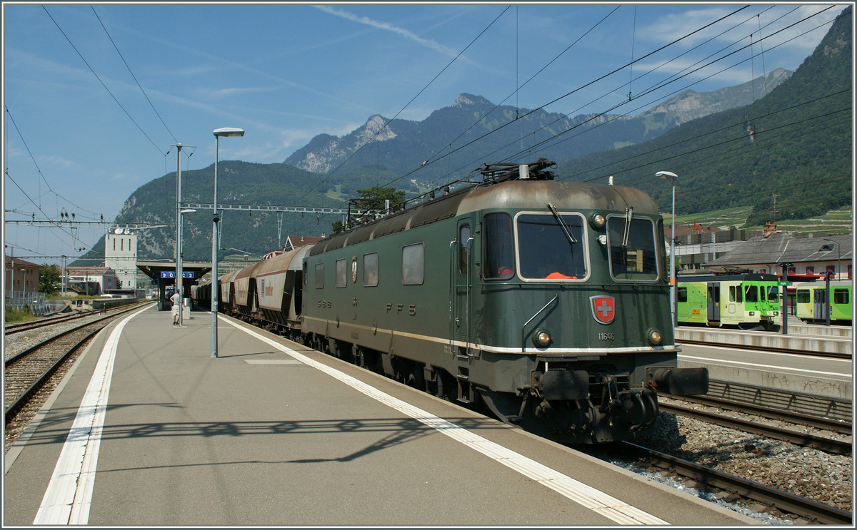 Die noch grne Re 6/6 11646 wartet in Aigle auf die Weiterfahrt Richtung Brig.
(1200 px)
22. August 2013