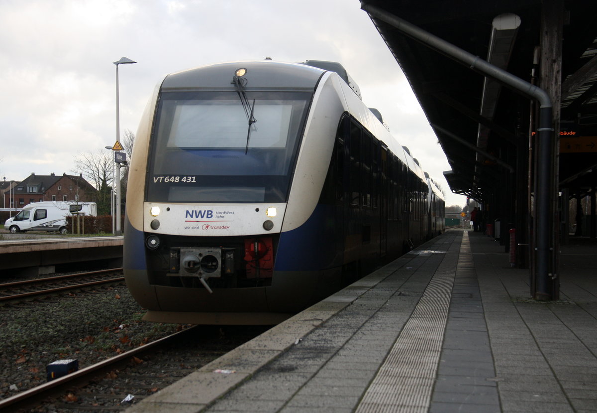 Die Nordwestbahn RE10 von Kleve nach Düsseldorf-Hbf steht in Kleve. 
Aufgenommen vom Bahnsteig 1 in Kleve.
Bei Sonne und Wolken am Mittag vom 26.12.2017.