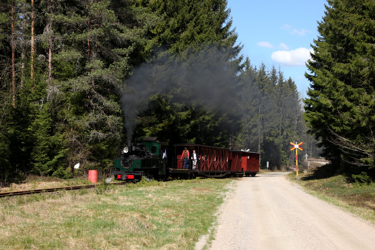 Die Nr. 2 der Ohsabahn mit ihrem Zug zw. Ohs Bruk und Gimarp am 06.05.2017.