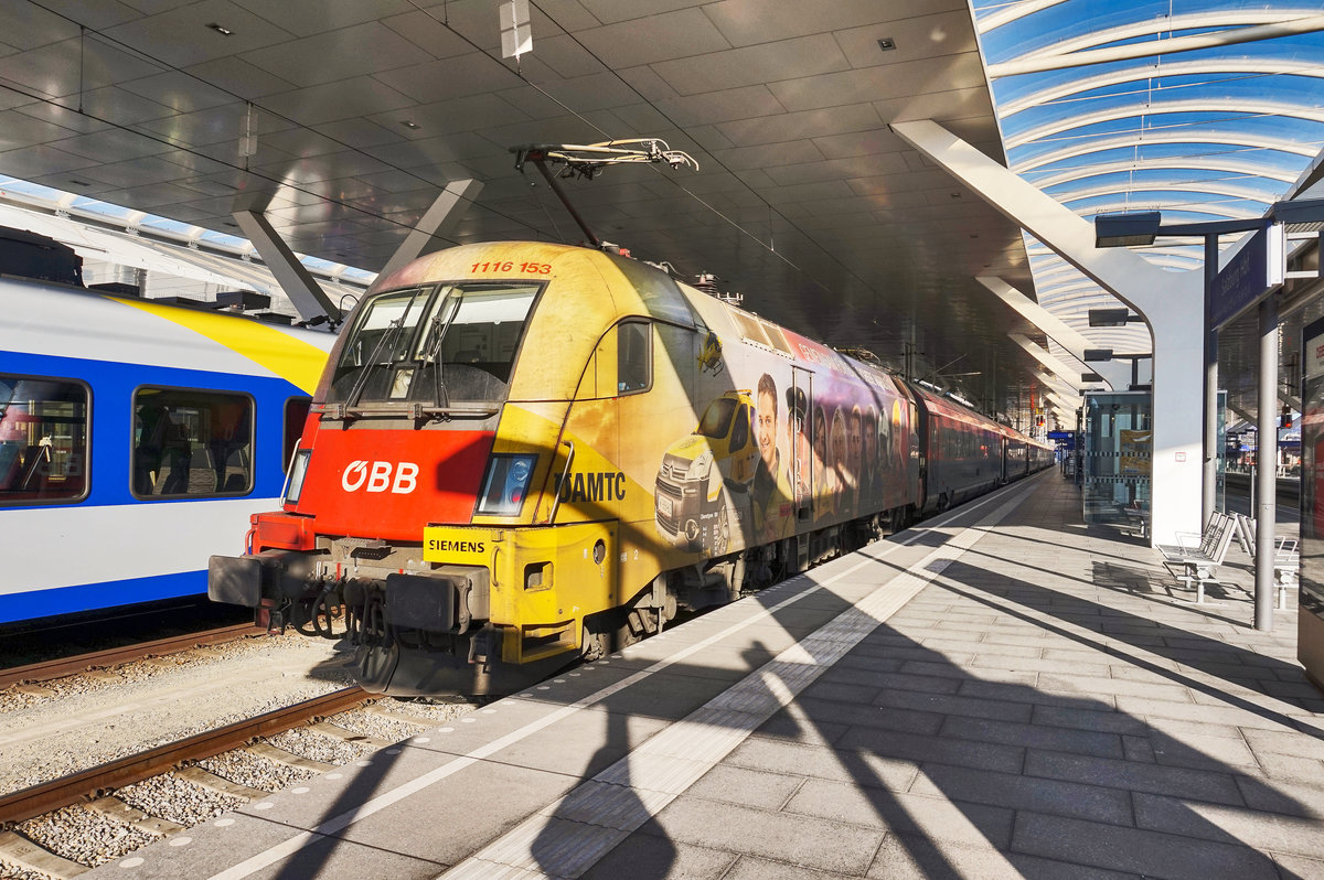 Die  ÖAMTC Lok  1116 153-8 wartet mit dem railjet 645 in Salzburg Hbf, auf die Abfahrt nach Flughafen Wien (VIE). 
Aufgenommen am 29.12.2016.
