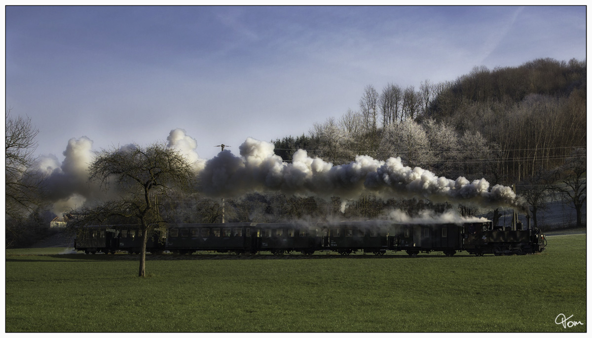 Die ÖGEG Dampflok 298.102, dampft mit einem Adventzug durch das Steyrtal, von Steyr nach Grünburg. 
Sommerhubermühle 4.12.2016