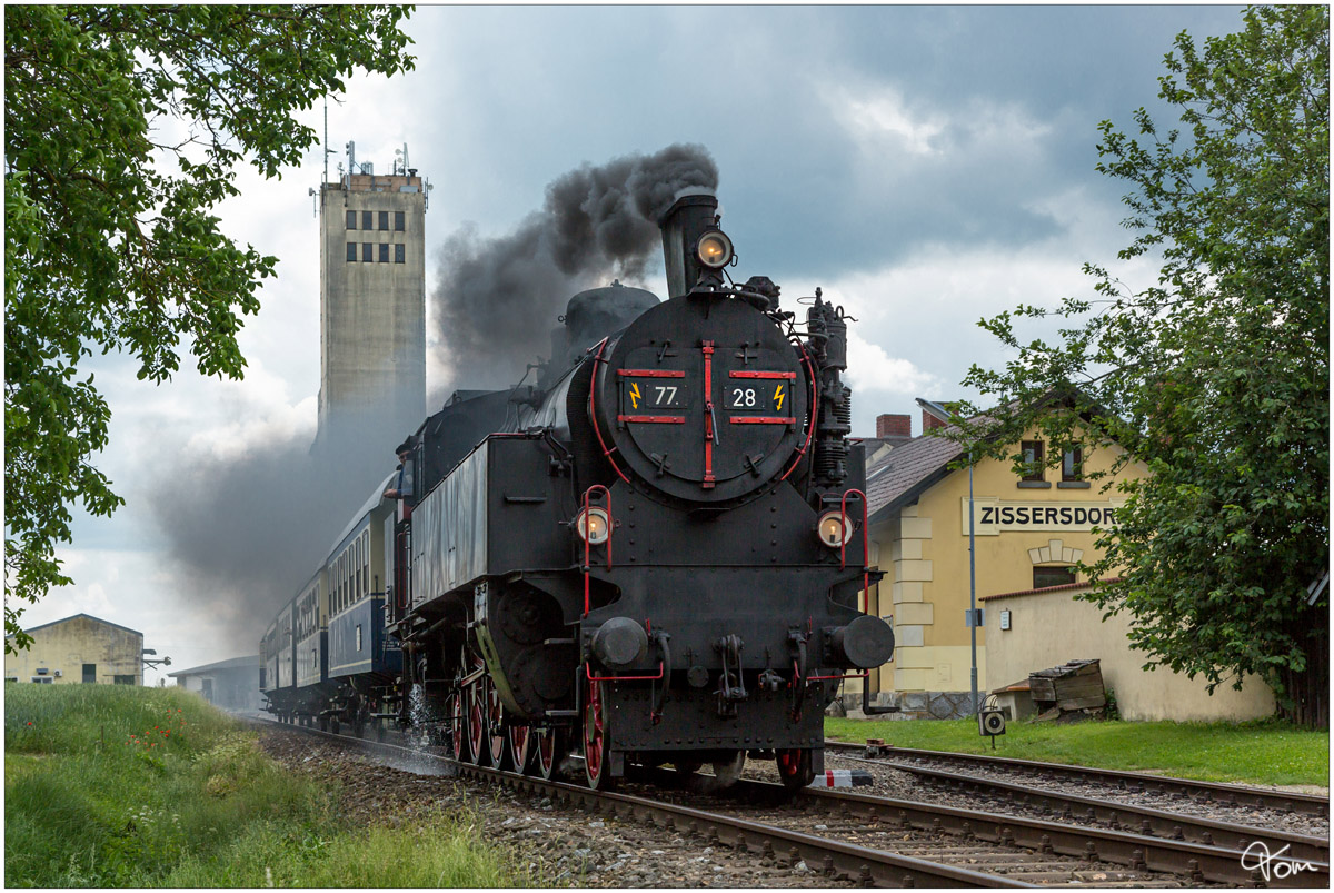Die ÖGEG Dampflok 77.28 fährt mit dem NÖVOG Zug P16980 von Retz nach Drosendorf. 
Zissersdorf 3.6.2018