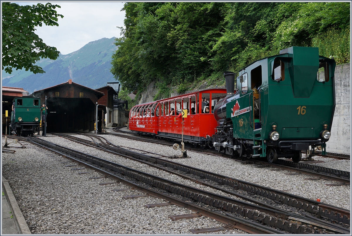 Die ölbefeuerte BRB  H 2/3 16 verlässt mir ihrem Zug 4 Brienz, währennd ganz links im Bild die Kohlbefeurte H 2/3 auf die freigabe der Rangierfahrt zur Bekohlung wartet.
8. Juli 2016