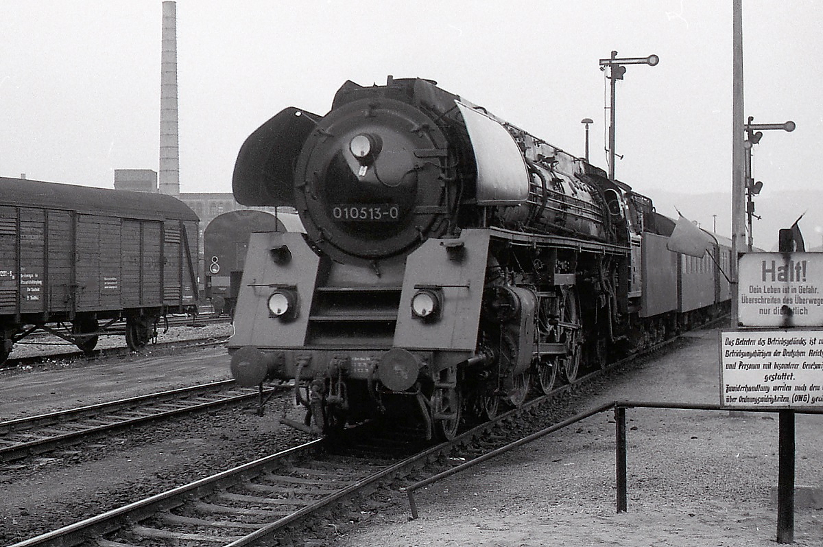 Die ölgefeuerte 01 0513-0 fährt im Oktober 1978 in Saalfeld ein. Die Lok war eine der wenigen 01.5 mit spitzer Rauckammertür.