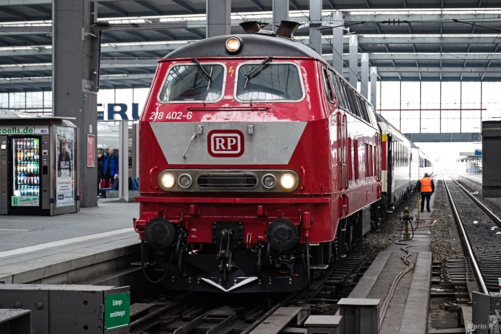 Die orientrote 218 402-6 durfte am 21.1.19 den EuroCity 191 solo nach München bringen.
218 402-6 wurde nach ihrer Abstellung im Jahr 2015 von Railsystems RP gekauft und in das orientrote Farbschema, mit weißem Latz, umlackiert. Aufgenommen am 21.1.19 in München Hbf