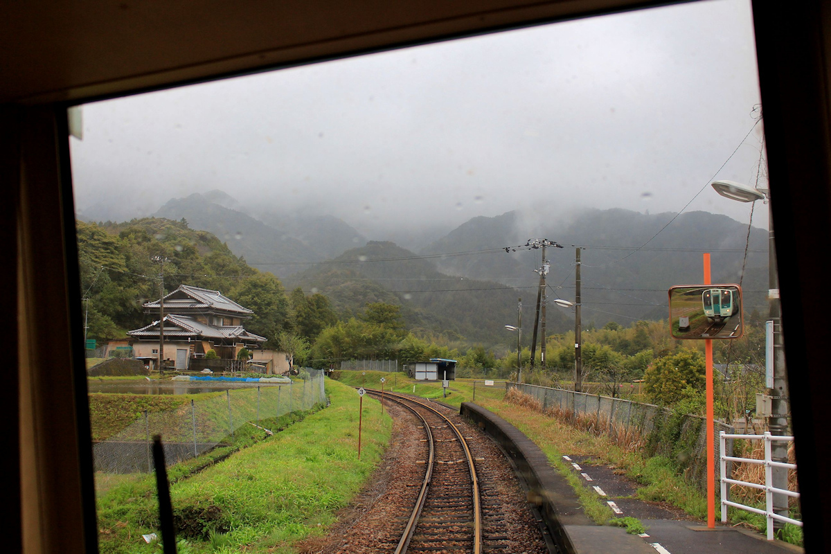 Die Ostküstenlinie der Insel Shikoku aus dem Triebwagen 1509 (im Spiegel). Hegawa, 3.April 2015. 