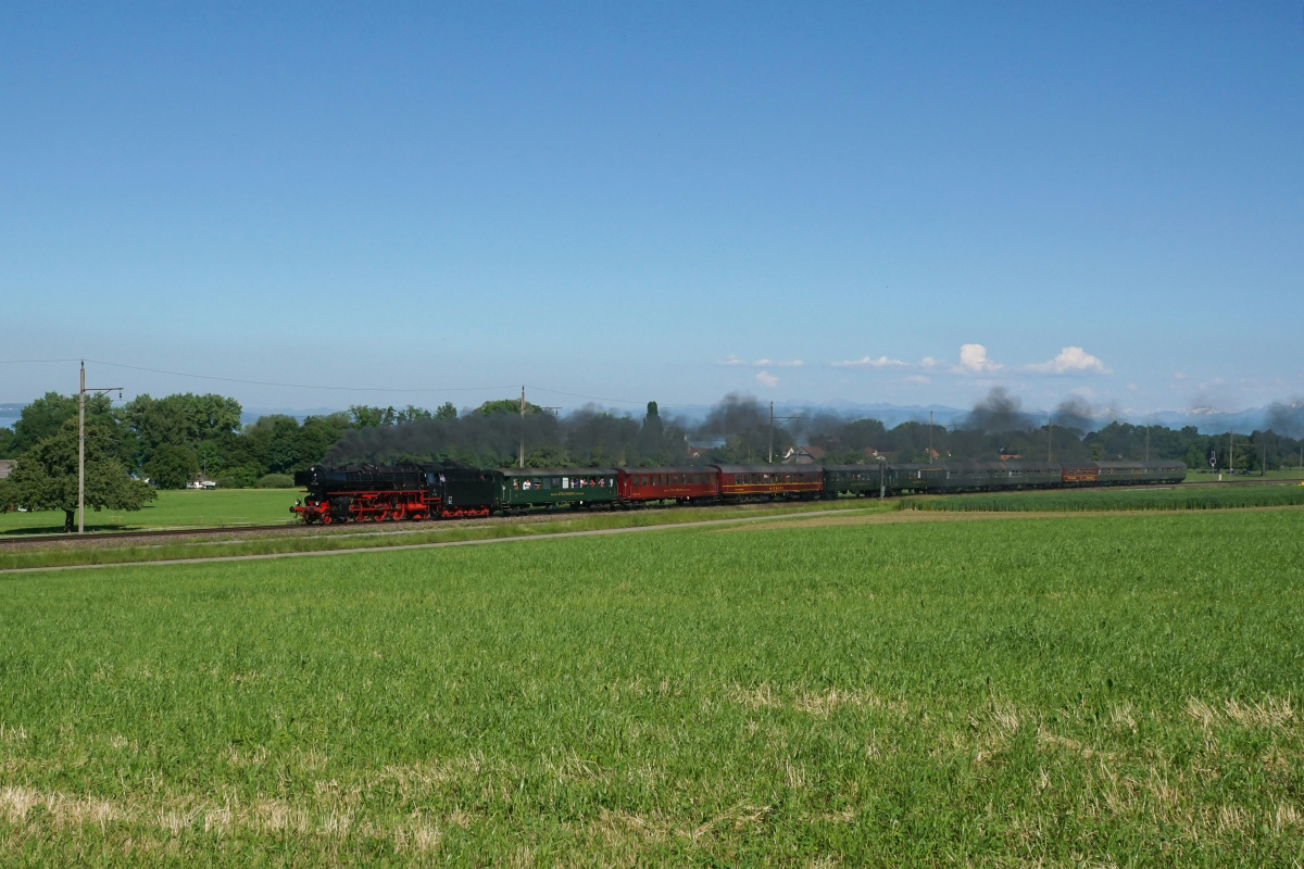 Die Pacific 01 202 dampfte am 27.05.2017 dem Bodensee entlang Richtung Kreuzlingen und konnte bei Güttingen abgelichtet werden.