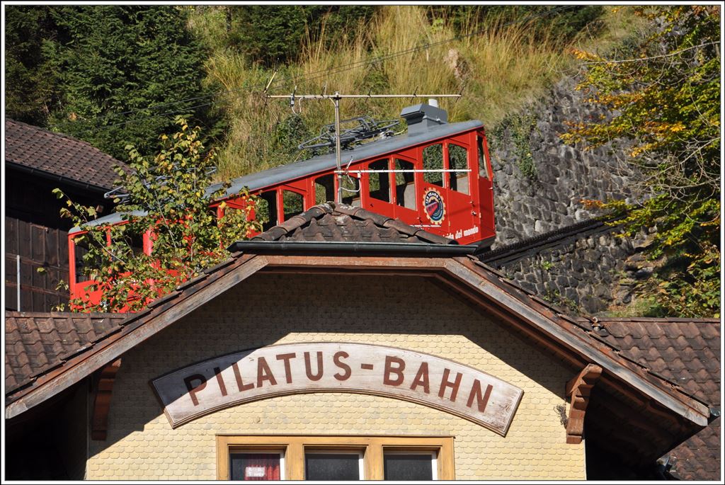 Die Pilatus Zahnradbahn System Locher ist die mit 48% Steigung steilste Zahnradbahn der Welt. (02.11.2014)