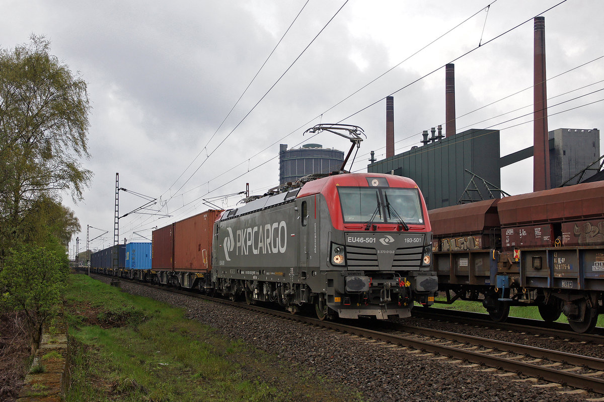 Die PKP Cargo Lokomotive 193 501 mit Güterzug am 14.04.2016 vor der Kokerei Prosper in Bottrop.