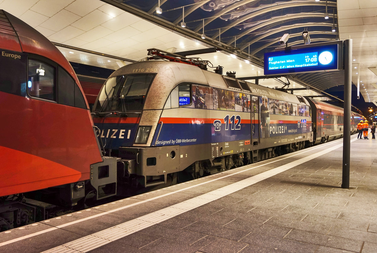 Die  Polizei Lok  1116 250-2 hält mit dem railjet 869, auf der Fahrt von Innsbruck Hbf nach Flughafen Wien (VIE), in Salzburg Hbf. Kurz zuvor wurde hinter 1116 250-2 der railjet 69 (München Hbf - Wien Hbf) angekuppelt.
Aufgenommen am 10.12.2016.