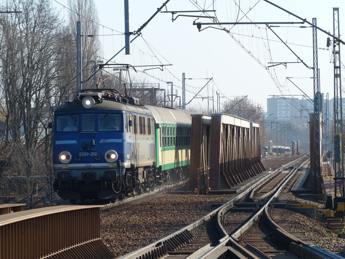 Die polnische E-Lok EU07-212 durchfährt mit einem Schnellzug am 23.2.2014 Poznan Garbary.