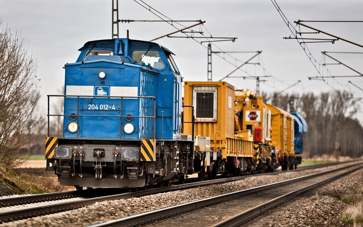 Die Press Diesellokomotive 202 012-4 fährt in Niedermünchsdorf mit einem Bauzug vorüber.Bild vom 18.3.2017