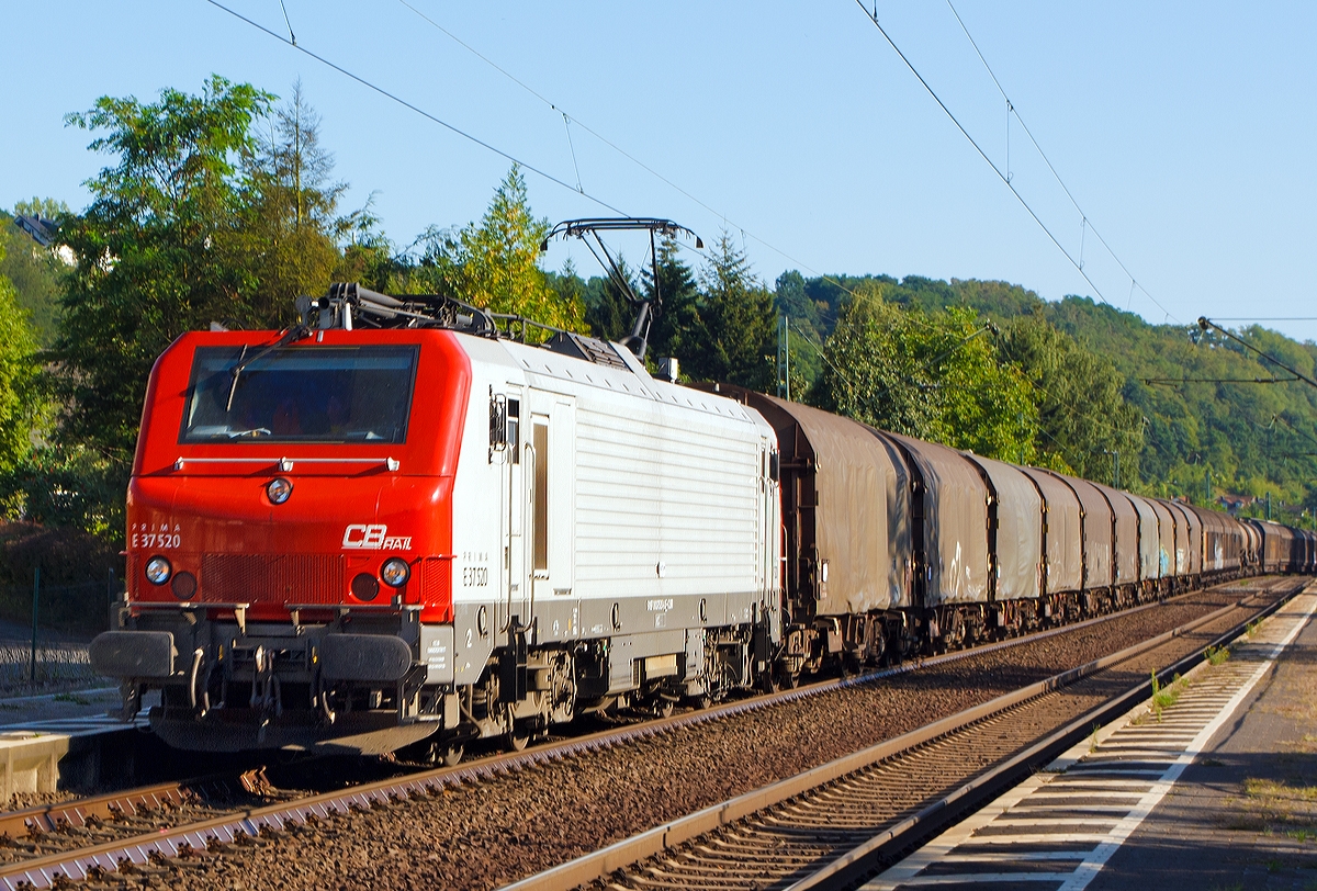 Die Prima E 37 520 der CB Rail zieht einem Gterzug am 05.09.2013 bei Leubsdorf/Rhein in Richtung Norden. 