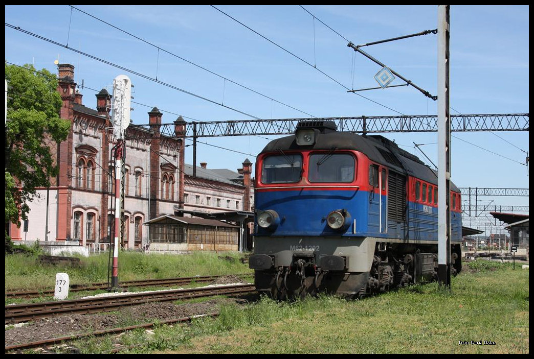 Die private M 62-1202 hielt am 22.5.2016 im Bahnhof Kamienice Zabkowicki Sonntagsruhe.