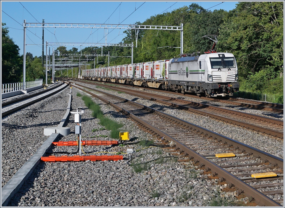 Die Rail Care Rem 476 454 (UIC 91 85 4476 454-9 CH-RLC) mit ihrem Coop Container Zug auf der Fahrt von Genève nach Vufflens la Ville hier zu sehen bei Mies.
19. Juni 2018