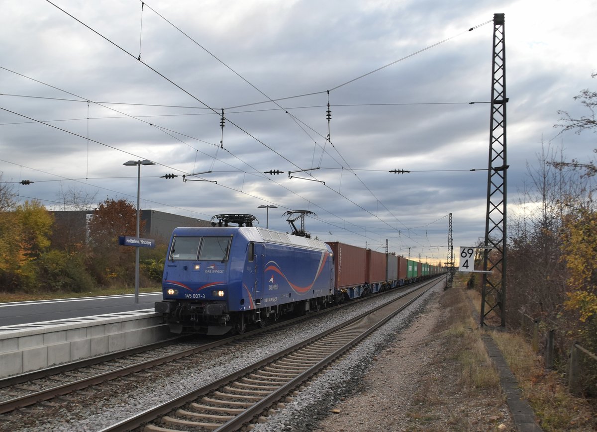 Die Rail Invest 145 087-3 kommt am Montag den 12.11.2018 mit einem Kastelzug gen Weinheim durch Heddesheim/Hirschberg. 