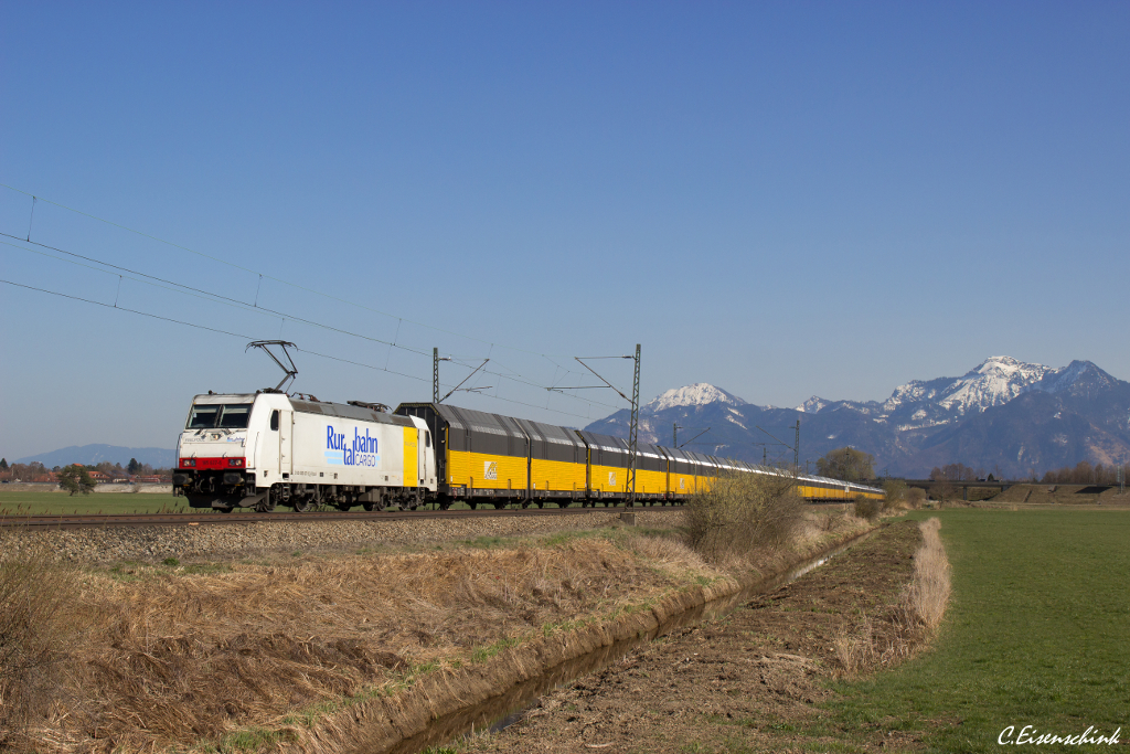 Die Railpool 185 637-6 war am 29.03.14 damit betraut einen umgeleiteten ARS Altmannzug von Salzburg in Richtung München zu ziehen.
Hier am BÜ in Bernau.