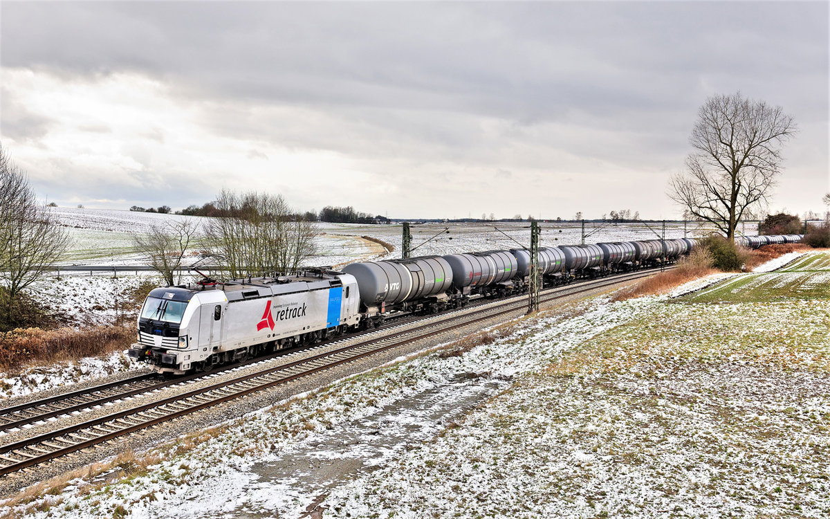 Die Railpool 193 817-4 fährt am 20.1.2018 mit einem mit Ethanol beladenen Kesselwagenzug in Langenisarhofen nach Süd-Viele Grüsse zurück an den Lokführer.