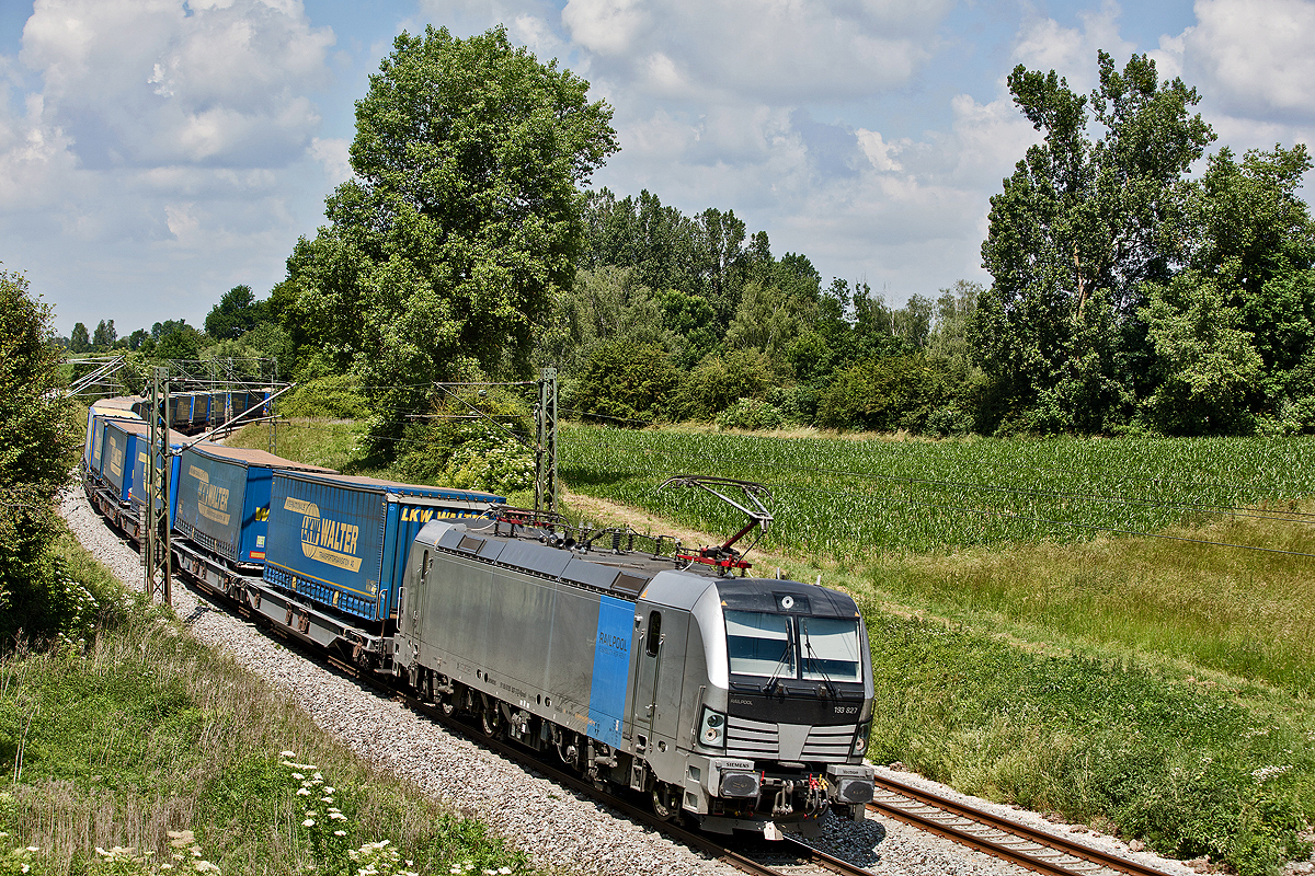 Die Railpool 193 827  fährt in Langenisarhofen mit einem LKW Walter Sattelaufliegerzug vorbei.Bild vom 10.9.2017