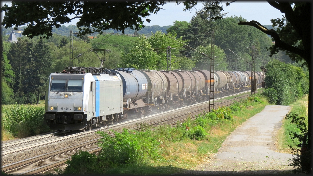 Die Railpool Lok 186 455-2 ist mit ihrer Kesselwagenfuhre nach Belgien unterwegs. Hier zu sehen auf der Rampe hinauf zum Gemmenicher Tunnel am Friedrichweg unweit von Aachen. Datiert vom 31.Juli 2018.