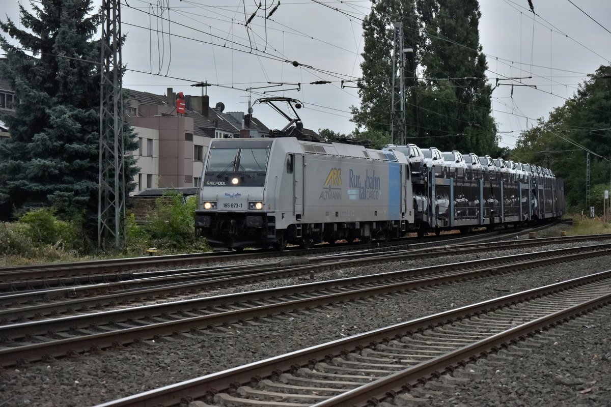 Die Railpoollok 185 673-1 der Rurtalbahn für Altmann fahrend kommt hier in Rheydt Hbf mit einem DACIA-Autozug aus dem Odenkirchener Abzweig eingefahren. 2.8.2017