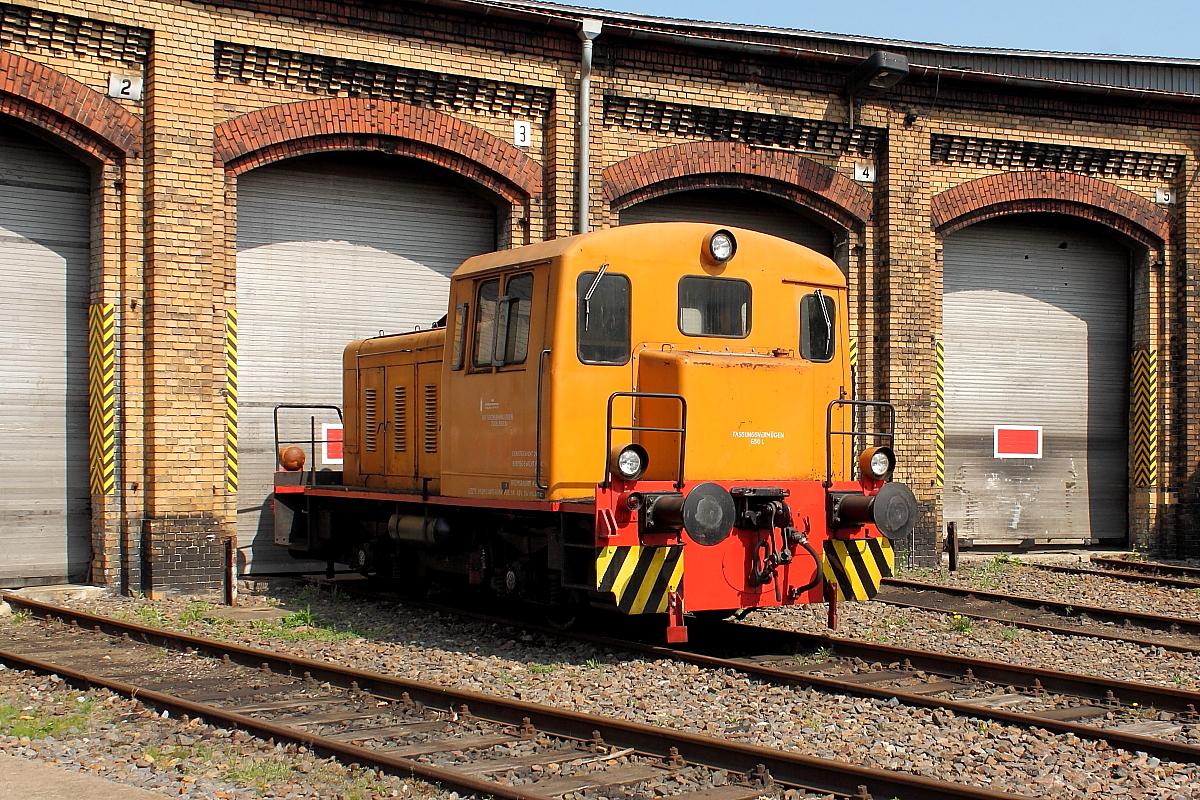 Die Rangierlok TGK 2-E 1  beim Frühlingsfest am 21.04.2018 im Bw Schöneweide.
Die Maschine wurde 1982 unter der Fabriknummer 126 in Kaluga (UdSSR) gebaut.
	
Zu Beginn der 1960er Jahre entwickelte die Maschinenfabrik Kaluga in Russland als stärkere Ausführung und Weiterentwicklung zur gleichzeitig ausgelieferten Rangierlokomotive TGK die zweiachsigen Diesellokomotive TGK 2 mit hydraulischer Kraftübertragung. Die robusten und bis zu maximal 60 km/h schnellen Maschinen waren für den Einsatz auf Gleisen von Industrieunternehmen bestimmt. Die Rangier- und Industrielokomotive wurde in verschiedenen Serien und Ausführungen zwischen 1960 und 2008 in einer Anzahl von über 9.000 Exemplaren hergestellt. Neben der Inlandsvariante TGK 2-M wurde auch die Exportvariante TGK 2-E produziert. (Quelle: PIKO)
