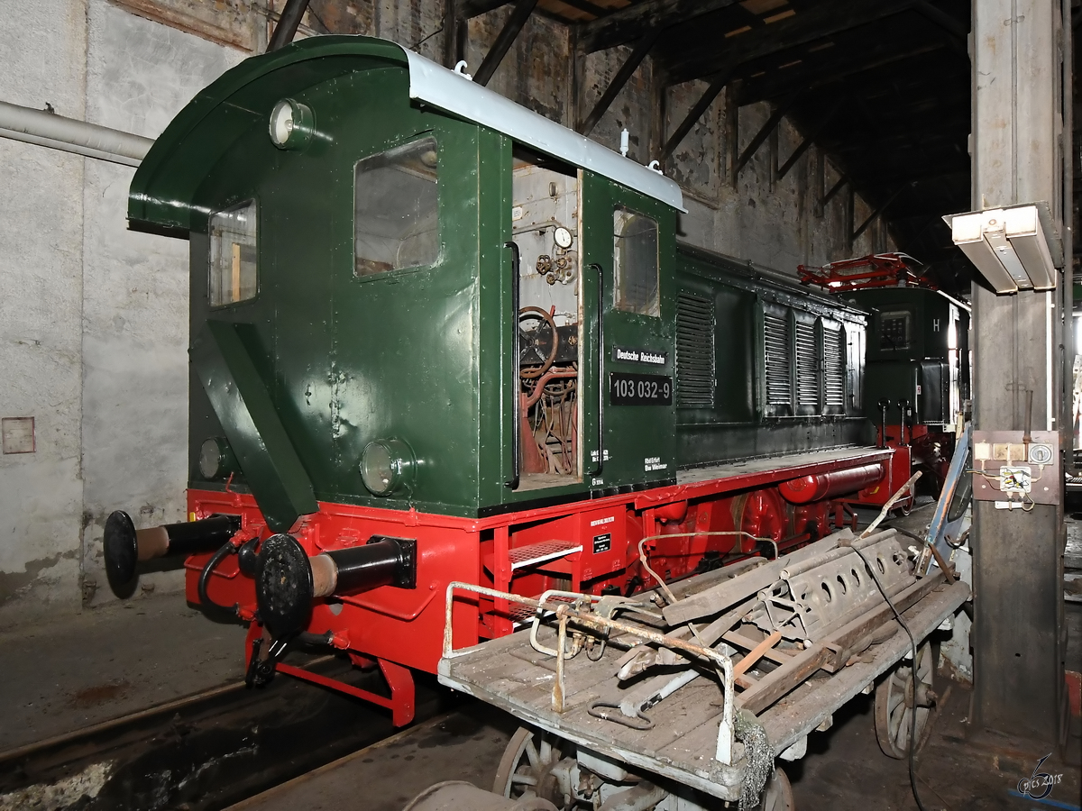 Die Rangierlokomotive 103 032-9 im Eisenbahnmuseum Weimar. (August 2018)
