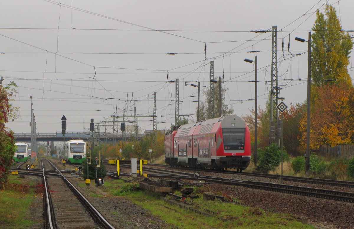 Die RB 16394 von Erfurt Hbf nach Sömmerda, am 09.10.2015 in Erfurt Ost. Vom Bahnübergang aus fotografiert.
