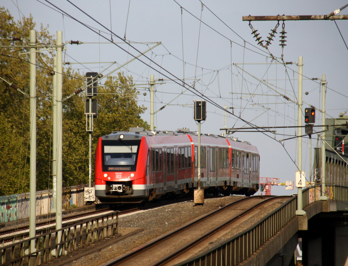 Die RB 25 von Overath nach  Köln-Hansaring kommt die KölnerEisenbahnbrücke herunter und fährt in Köln-Messe-Deutz ein.
Aufgenommen von Bahnsteig 7 in Köln-Messe-Deutz. 
Bei schönem Frühlingswetter am Abend vom 30.4.2017.  