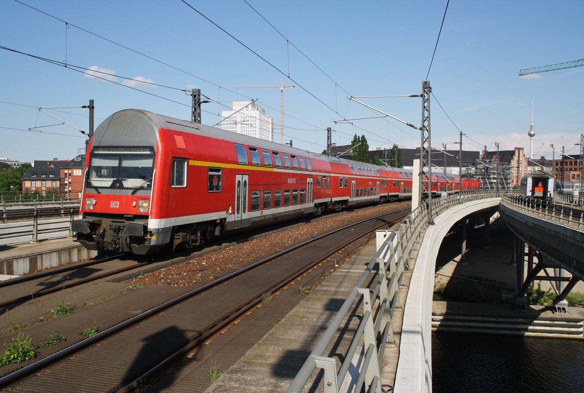 Die RB14 ist nun auf dem Rückweg von Berlin Schönefeld Flughafen nach Nauen. Als RB18924  Airport-Express  fährt der Zug am Nachmittag des 13.5.2016 in Berlin Hauptbahnhof ein. Geschoben wurde die Leistung von der neu in Berlin Lichtenberg beheimateten 143 002-4.
