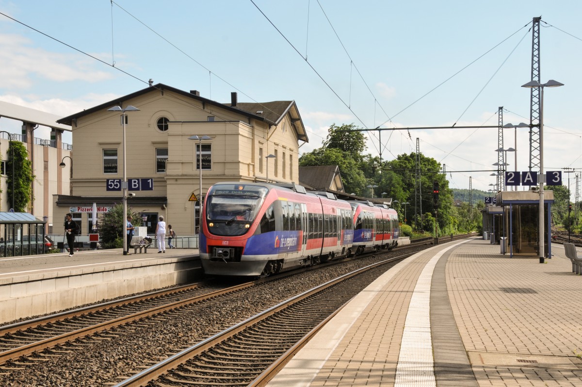 Die RB20 nach Eschweiler-St.Jöris der Euregiobahn hat soeben in Herzogenrath Halt gemacht. Erster Triebwagen der Talent-Doppelgarnitur ist der 643 210. Die Aufnahme entstand am 21/07/2015.