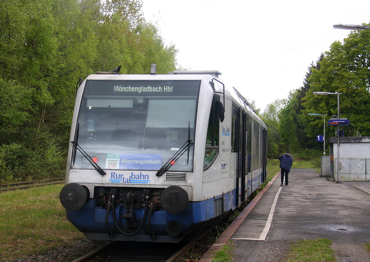 Die RB34 von Dalheim nach Mönchengladbach-Hbf steht in Dalheim. 
Aufgenommen vom Bahnsteig 1 in Dalheim. 
Bei Regenwolken am Mittag vom 1.5.2017.