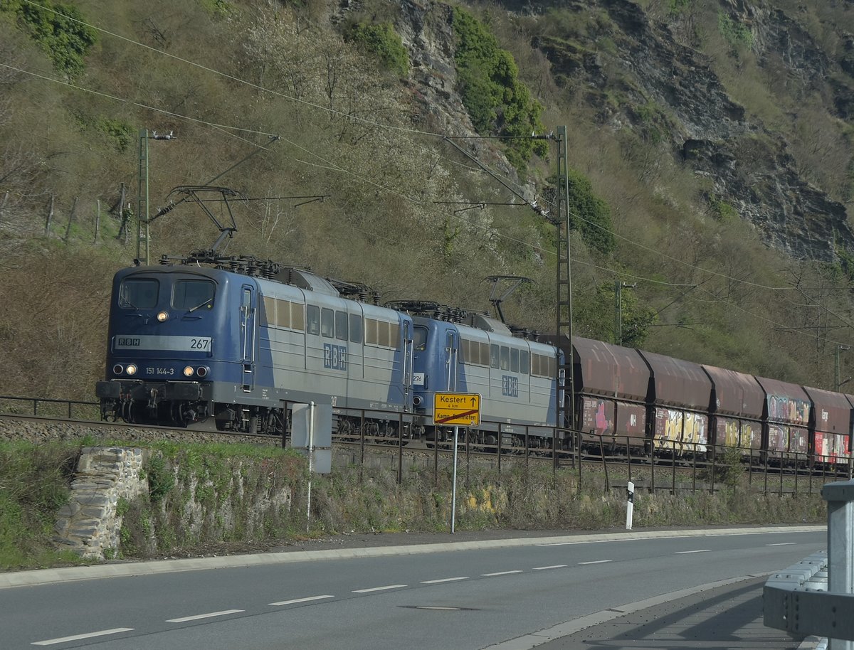 Die RBH 267 und 276 bei Kloster Kamp wie das Ortsausgangschild erkennen lässt mit einem Selbstentladerzug in Richtung Koblenz unterwegs. 25.3.2017