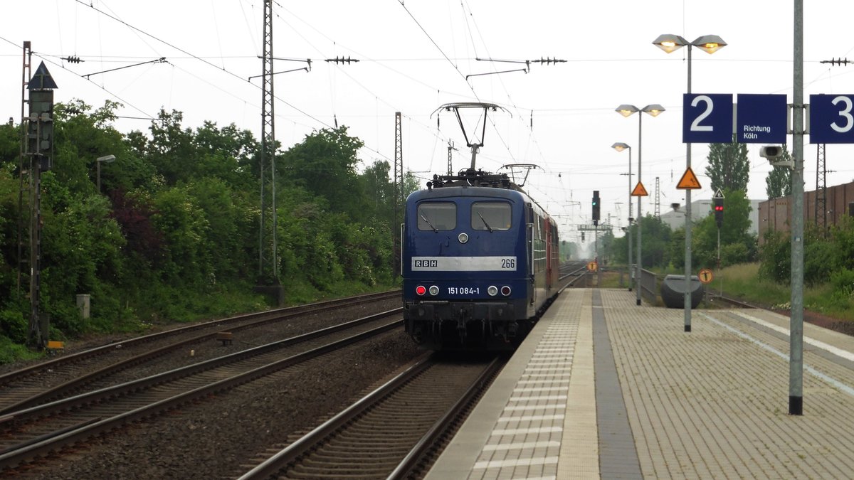 Die RBH Loks 275 151 147-6 (Rot) und 266 151 084-1 (Blau) durch Sechtem in Richtung 
Köln BZW. Ruhrgebiet.

28.05.2016
Sechtem