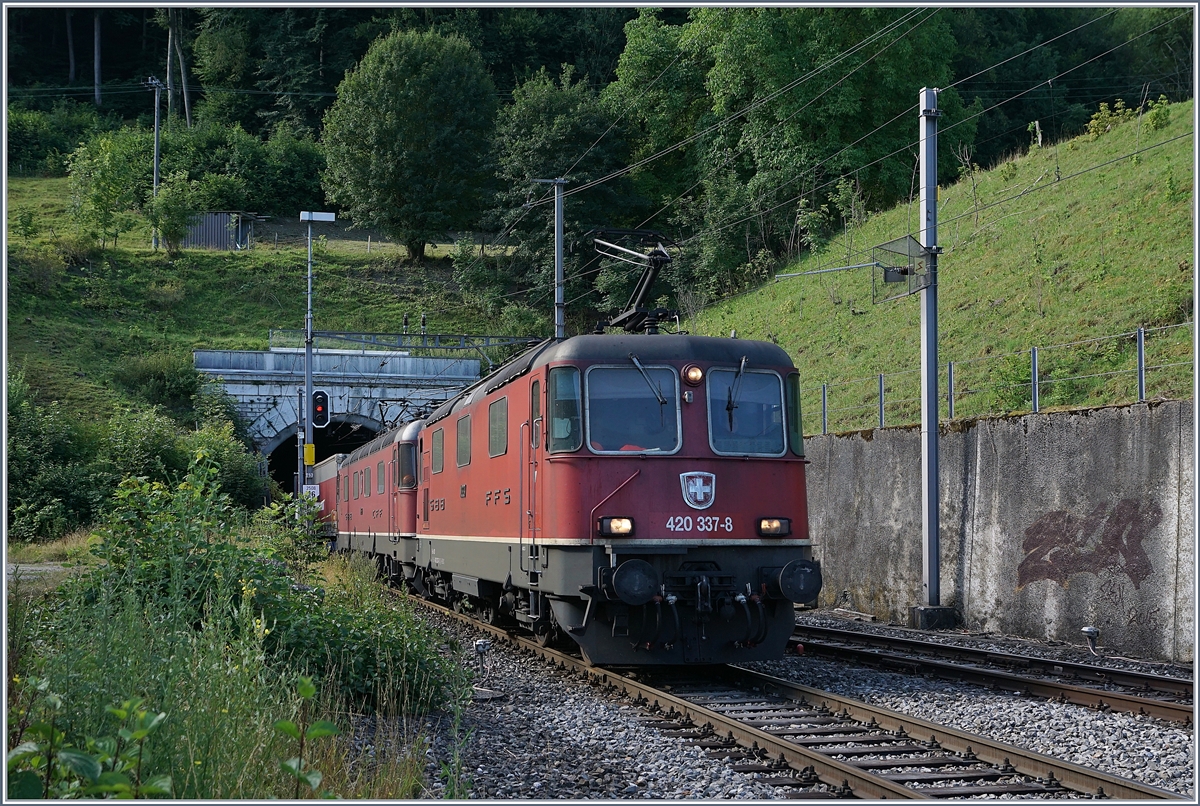 Die  Re 10/10  bestehend aus der SBB Re 420 337-8 und einer Re 6/6 machen der  Alten Hauenstein Linie als Gebirgsbahn alle Ehre. Die beiden Loks verlassen mit einem Güterzug bei Läufelfingen den 2495 Meter langen Hauensteintunnel und fahren nun die  Hauenstein-Nordrampe  hinunter.
11. Juli 2018