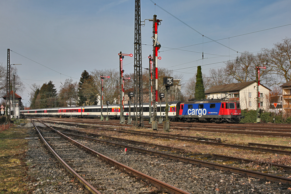 Die Re 421 371-6 verlässt mit einem Ic aus München nach Zürich HB den Inselort Lindau.Bild vom 16.3.2016