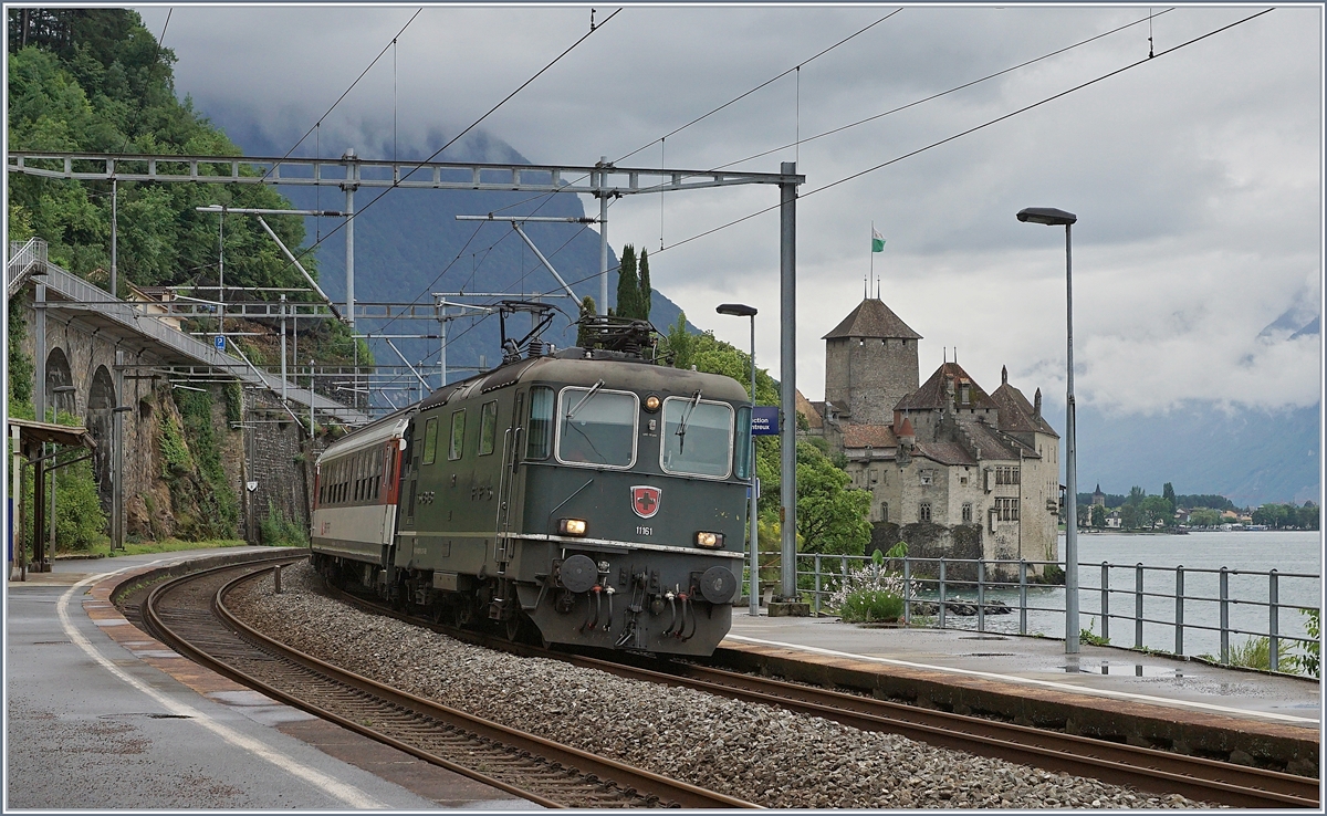 Die Re 4/4 11161 mit dem IR 1714 von Brig nach Genève Aéroport beim Château de Chillon. Dieser Zug wird in der Regel von einer Re 460 mit einem EW IV -Pendel geführt.
13. Juni 2018