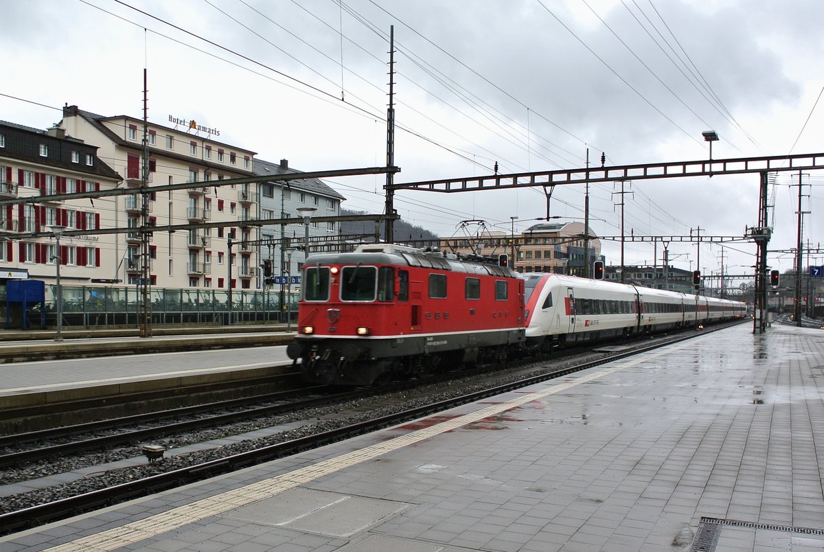Die Re 4/4 II 11138 | 420 138-0 berfhrt den defekten ICN RABDe 500 011 von Luzern nach Zrich, hier bei Durchfahrt in Olten, 04.01.2017.