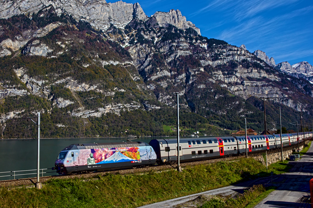 Die Re 460 036-7 mit der Werbung  Welcome to Japan  saust mit einem Ic von Chur nach Zürich HB in Mühlehorn vorbei.Bild 27.10.2014