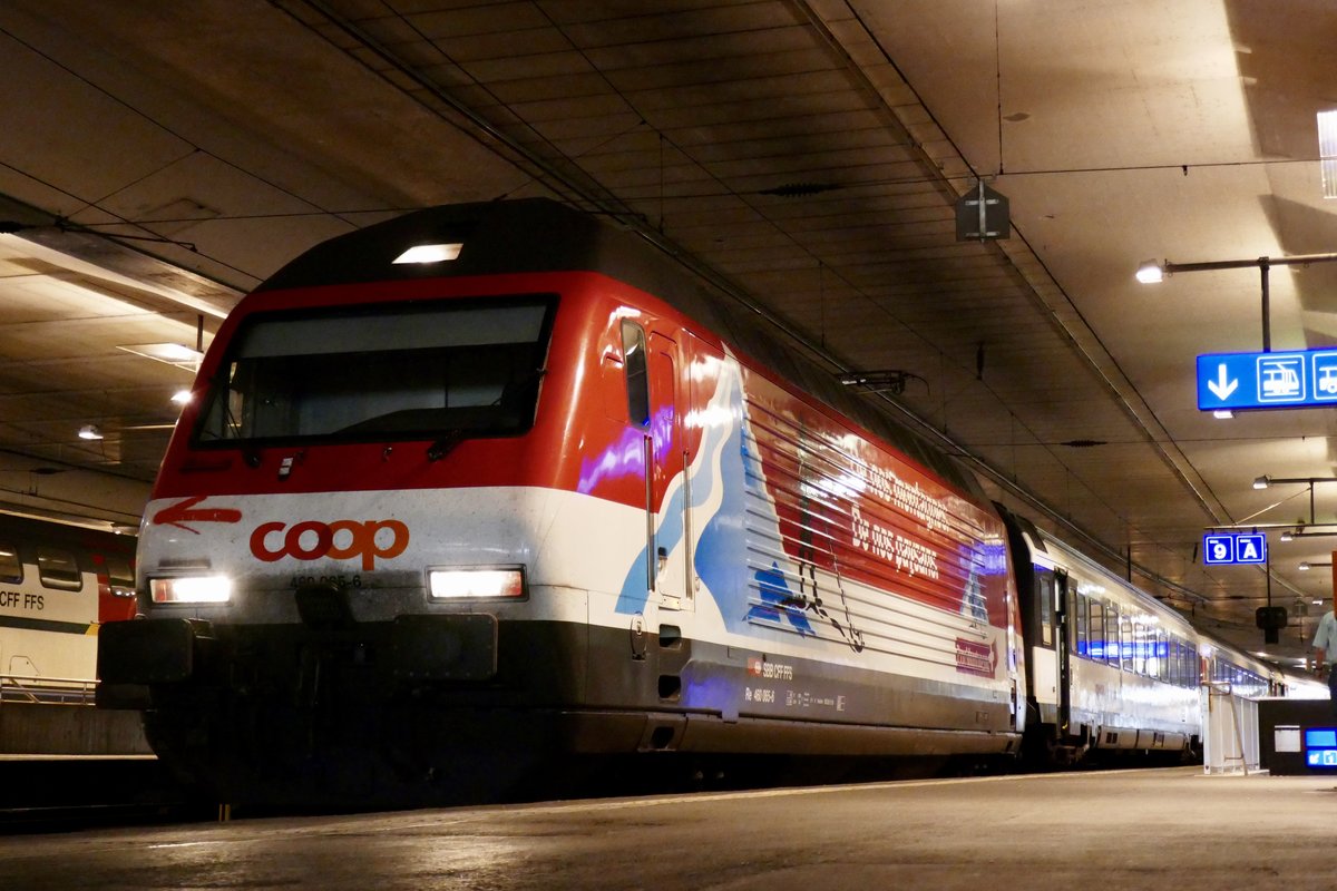 Die Re 460 065 mit der ProMontagna Werbung am 30.7.17 im Bhf Bern.