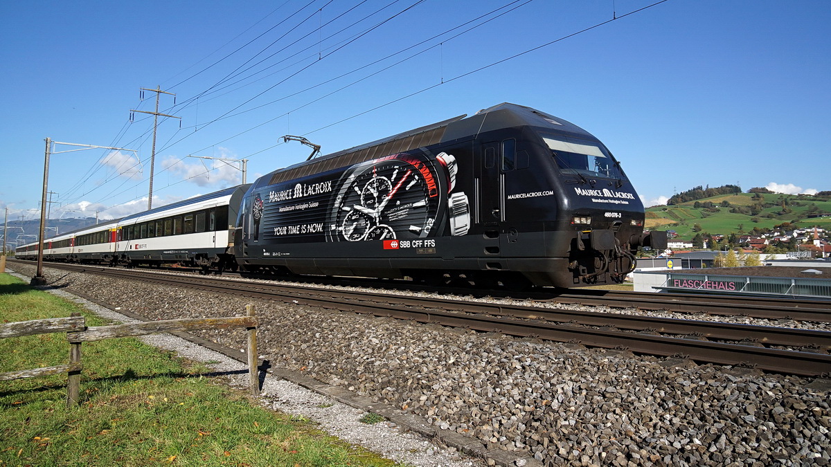 Die Re 460 076-3   Maurice Lacroix   kam nur 10 Minuten nach dem TGV (siehe ID 735619) bei Frick AG vorbei. Sonnenschein lsst sogar das Schwarz der Lok leuchten. 30.10.2013