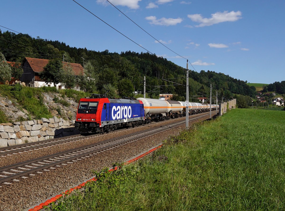 Die Re 482 041 mit einem Gaskesselzug am 01.07.2018 unterwegs bei Wernstein.