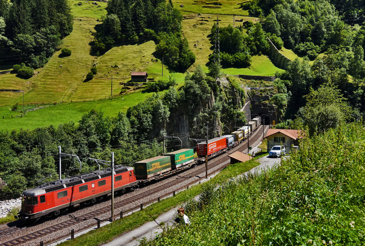 Die Re 6/6 11613  Rapperswil  donnert am Zugschluss eines KLV, kurz vor dem Wattinger Kehrtunnel in Richtung Gotthard. Zugloks waren Re 4/4 II 11336 und Re 6/6 11664  Köniz .
Aufgenommen am 19.7.2016.