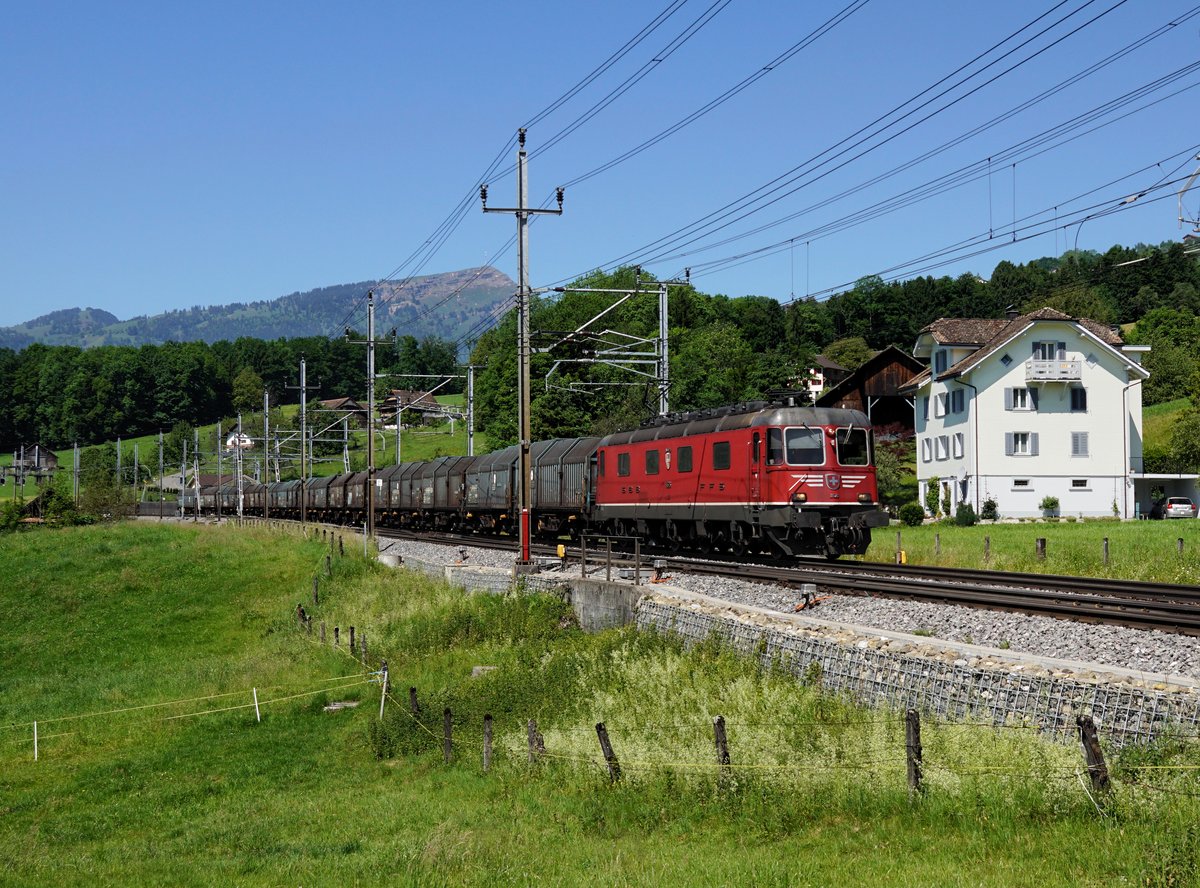 Die Re 6/6 11626 mit einem Stahlzug am 26.05.2017 unterwegs bei Steinen.