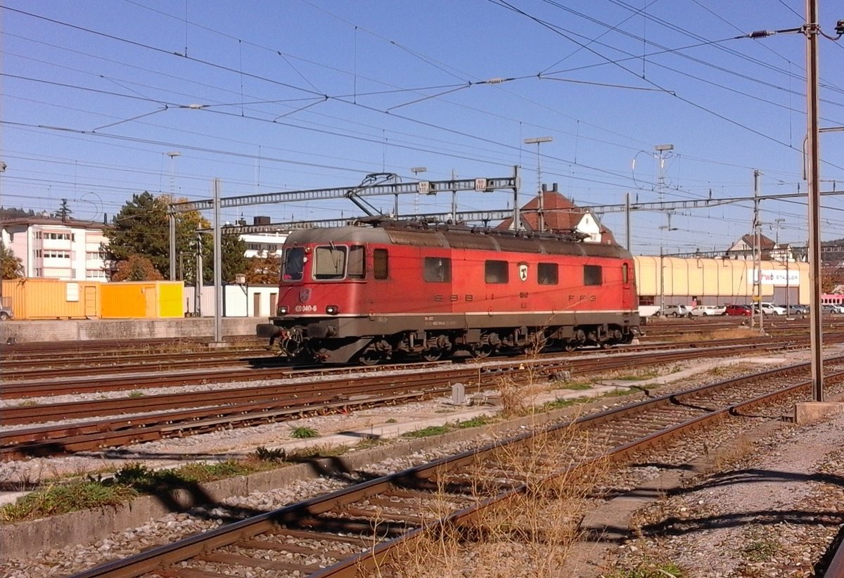 Die Re 6/6 11640 (Re 620 040)  Münchenstein  passiert als Lokzug den Bahnhof Wil in Richtung St. Gallen, hier auf dem westlichen Gleisvorfeld von Sirnach / Winterthur her kommend.


Wil SG, 12.10.2018

Alternativfoto für ID 1113590